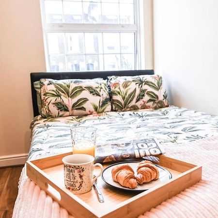 Charming 2-Bedroom Flat In Shepherd'S Bush, Near Hammersmith Londra Esterno foto