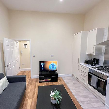 Charming 2-Bedroom Flat In Shepherd'S Bush, Near Hammersmith Londra Esterno foto